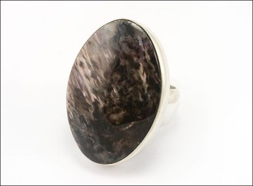 Серебряное кольцо с чароитом 25920 купить в магазине Самоцветы мира