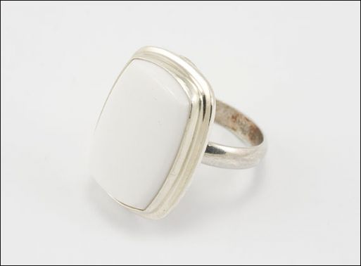 Серебряное кольцо с кахолонгом 25925 купить в магазине Самоцветы мира