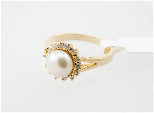 Позолоченное кольцо из мельхиора с жемчугом и фианитами 26688 купить в магазине Самоцветы мира
