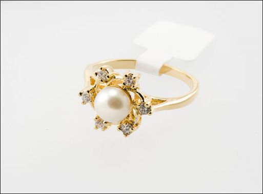Позолоченное кольцо из сплава с жемчугом 26696 купить в магазине Самоцветы мира