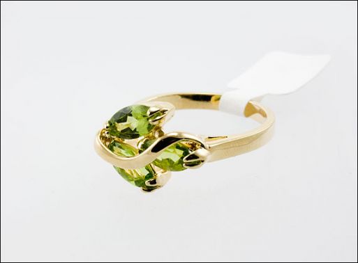 Позолоченное кольцо из мельхиора с хризолитом 26801 купить в магазине Самоцветы мира