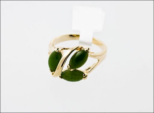 Позолоченное кольцо из мельхиора с нефритом 26824 купить в магазине Самоцветы мира