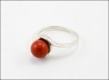 Кольцо из серебра с кораллом красным шар 8 мм капля малая 27261 