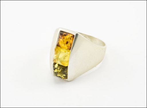 Мельхиоровое кольцо с янтарём 27317 купить в магазине Самоцветы мира