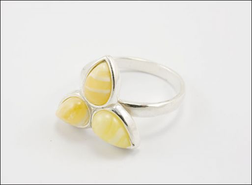 Мельхиоровое кольцо с янтарём 27328 купить в магазине Самоцветы мира
