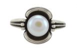 Кольцо из серебра с жемчугом белым Цветок шар 8 мм 27391