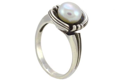 Серебряное кольцо с белым жемчугом Цветок 27391 купить в магазине Самоцветы мира