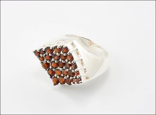Серебряное кольцо с гранатом 28035 купить в магазине Самоцветы мира