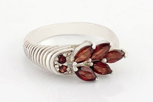 Серебряное кольцо с гранатом 28208 купить в магазине Самоцветы мира