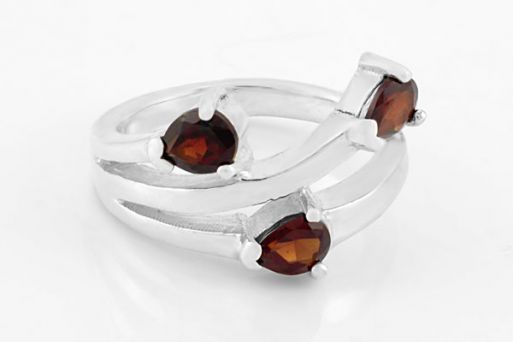 Серебряное кольцо с гранатом 28220 купить в магазине Самоцветы мира