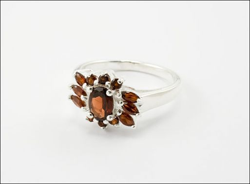 Серебряное кольцо с гранатом 28223 купить в магазине Самоцветы мира