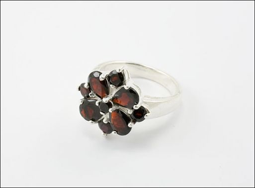 Серебряное кольцо с гранатом 28238 купить в магазине Самоцветы мира