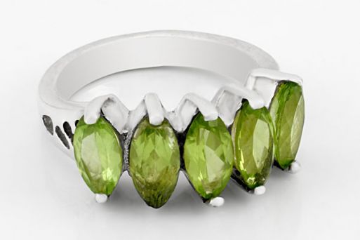 Серебряное кольцо с хризолитом 28397 купить в магазине Самоцветы мира