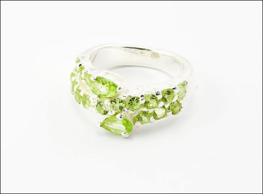 Серебряное кольцо с хризолитом 28398 купить в магазине Самоцветы мира