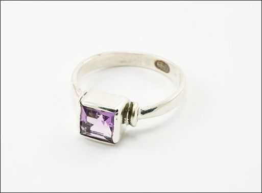 Серебряное кольцо с аметистом 28579 купить в магазине Самоцветы мира