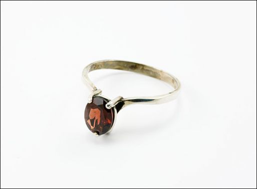 Серебряное кольцо с гранатом 28591 купить в магазине Самоцветы мира