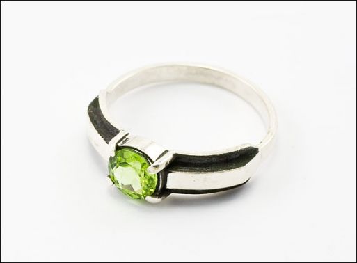 Серебряное кольцо с хризолитом 28592 купить в магазине Самоцветы мира