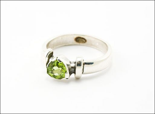 Серебряное кольцо с хризолитом 28634 купить в магазине Самоцветы мира