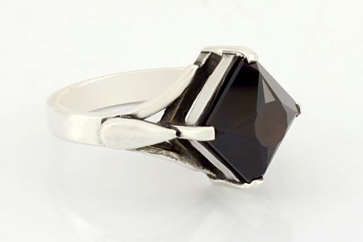 Серебряное кольцо с гранатом 28635 купить в магазине Самоцветы мира