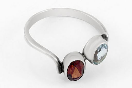 Серебряное кольцо с гранатом 28646 купить в магазине Самоцветы мира