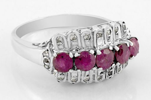 Серебряное кольцо с рубином и фианитами 29392 купить в магазине Самоцветы мира