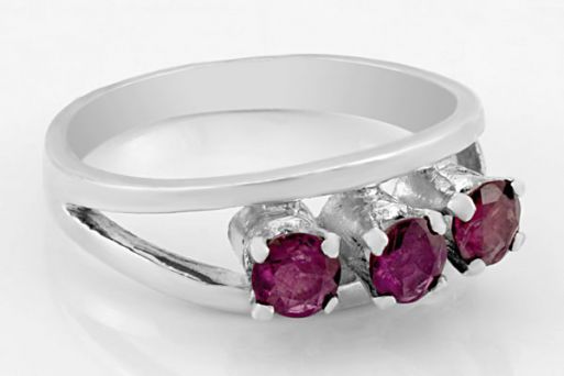 Серебряное кольцо с рубином 29409 купить в магазине Самоцветы мира