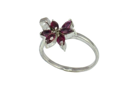 Серебряное кольцо с рубином 29424 купить в магазине Самоцветы мира