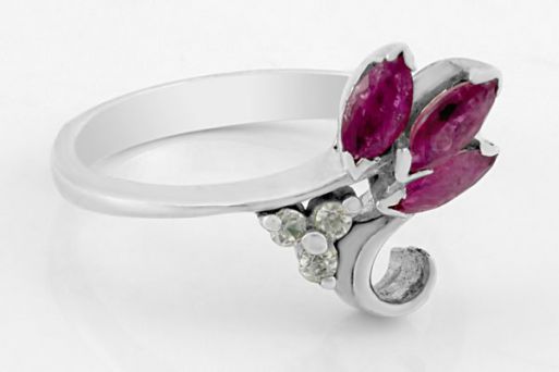 Серебряное кольцо с рубином и фианитами 29451 купить в магазине Самоцветы мира