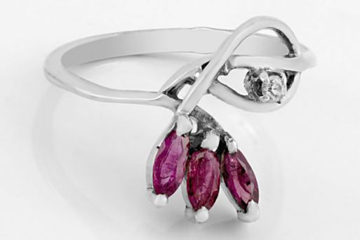 Серебряное кольцо с рубином и фианитами 29452 купить в магазине Самоцветы мира