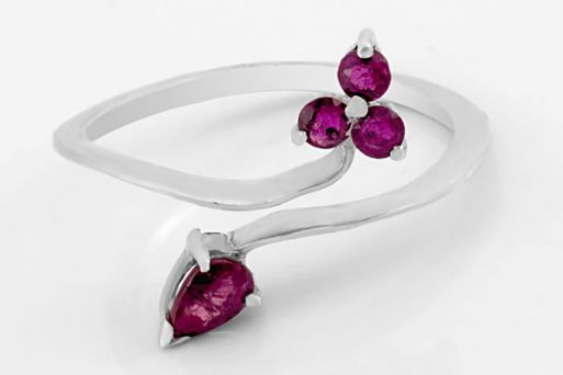 Серебряное кольцо с рубином 29466 купить в магазине Самоцветы мира