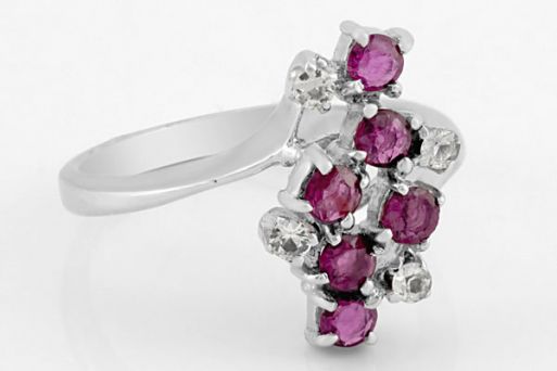 Серебряное кольцо с рубином и фианитами 29467 купить в магазине Самоцветы мира