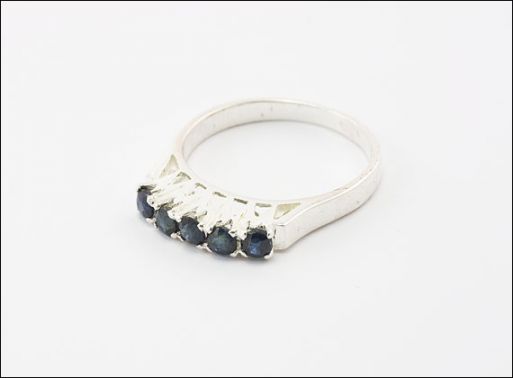 Серебряное кольцо с сапфиром 29478 купить в магазине Самоцветы мира