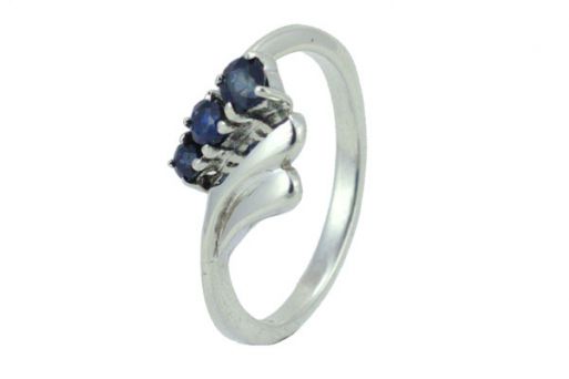 Серебряное кольцо с сапфиром 29503 купить в магазине Самоцветы мира
