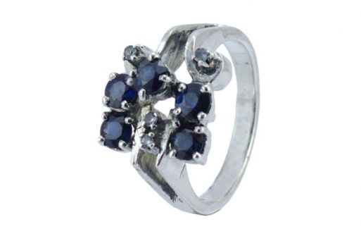 Серебряное кольцо с сапфиром и фианитами 29529 купить в магазине Самоцветы мира