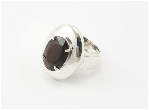 Серебряное кольцо с гранатом 29702 купить в магазине Самоцветы мира