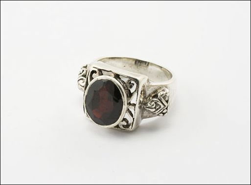 Серебряное кольцо с гранатом 29730 купить в магазине Самоцветы мира