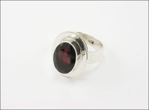 Серебряное кольцо с гранатом 29731 купить в магазине Самоцветы мира