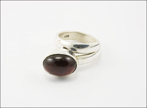 Серебряное кольцо с гранатом 29734 купить в магазине Самоцветы мира