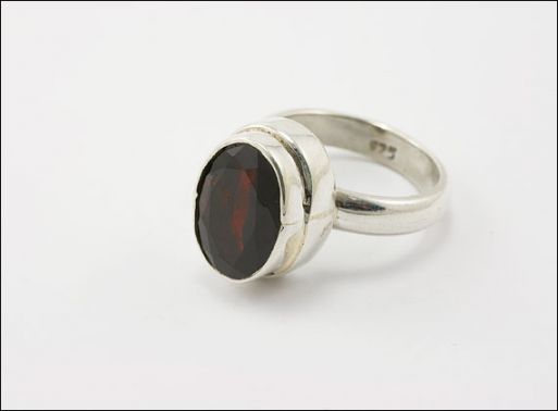 Серебряное кольцо с гранатом 29735 купить в магазине Самоцветы мира