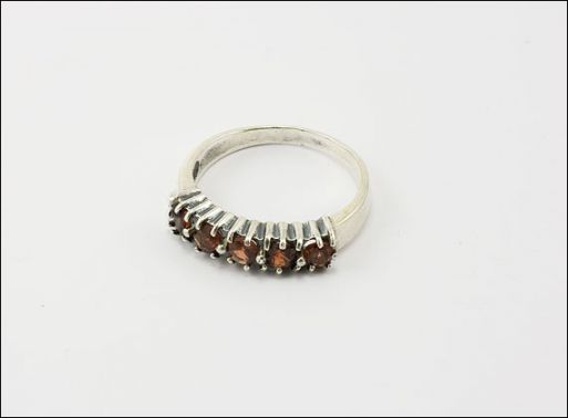 Серебряное кольцо с гранатом 29738 купить в магазине Самоцветы мира