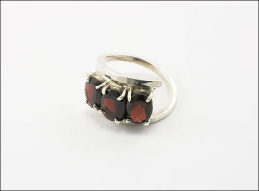 Серебряное кольцо с гранатом 29742 купить в магазине Самоцветы мира