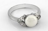 Кольцо из серебра с жемчугом белым и фианитами шар 8 мм 29760 