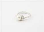 Кольцо из серебра с жемчугом белым и фианитами шар 8 мм 29760