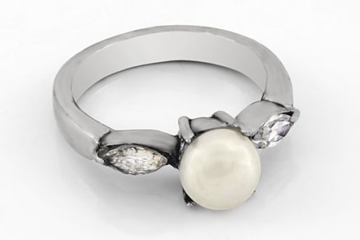 Серебряное кольцо с жемчугом и фианитами 29762 купить в магазине Самоцветы мира
