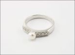 Кольцо из серебра с жемчугом белым и фианитами шар 5 мм 29764