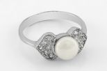 Кольцо из серебра с жемчугом белым и фианитами шар 7 мм 29768 