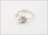 Кольцо из серебра с жемчугом белым и фианитами шар 7 мм 29768