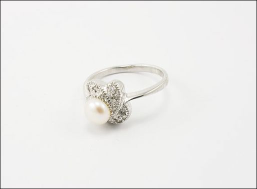 Серебряное кольцо с жемчугом и фианитами 29777 купить в магазине Самоцветы мира