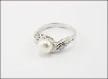 Кольцо из серебра с жемчугом белым и фианитами шар 8 мм 29778