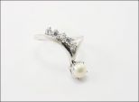 Кольцо из серебра с жемчугом белым и фианитами шар 6 мм 29779